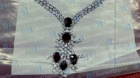 botin-de-joyas-pulseras-pendientes-relojes-y-piedras-preciosas-en-un-despacho-de-zapatero-11.jpg
