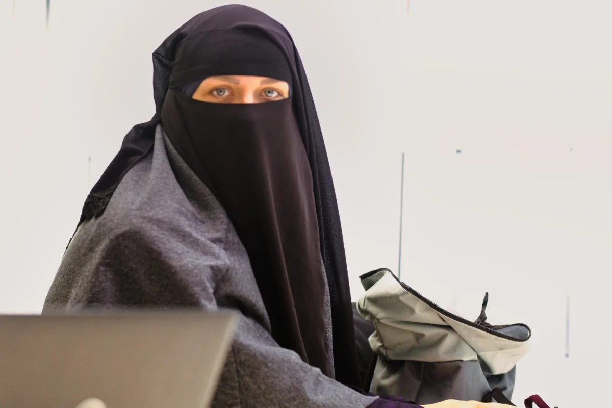 ayuntamiento-prohibe-burka-niqab-dependencias-municipales